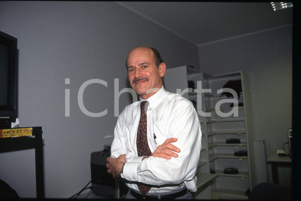 35mm vintage slide* 1995 ca MILANO Steven HEYMSFIELD Ritratto professore (7)  Diapositiva d'epoca, in formato 35 mm.CONDIZIONI: GOODE' severamente vietata la riproduzione. Tutti i diritti sono riservati.Nella diapositiva ICharta mette in vendita, sul negozio eBay e in esclusiva sul sito "icharta" il proprio archivio composto da numerose diapositive e negativi fotografici d'epoca, tutti originali e autentici, che attraversano la storia del costume italiano tra gli la fine degli anni Sessanta e Novanta.Si tratta di uno sguardo inedito sull'attualit&agrave;, la politica, la vita quotidiana, il gossip e la cultura, che fotografa il cambiamento della nazione in quest'ultimo scorcio del XX secolo. Un'occasione unica per il mercato del collezionismo, che vede finalmente disponibile un archivio eccezionale per vastit&agrave;, tematiche e condizioni, in un settore (il negativo fotografico e la diapositiva) di assoluta novit&agrave; e dalle interessanti prospettive di investimento.  FAIR/discreto   originale e autentica 1