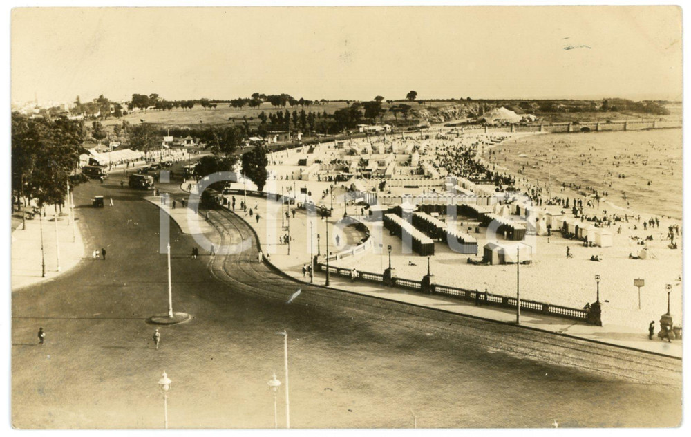 1900 ca MONTEVIDEO (URUGUAY) Spiaggia con stabilimenti balneari - Foto 14x9 cm Fotografia originale d'epoca, in formato cartolina postale.CONDIZIONI: F (lievi piegature; minima macchia al lato inferiore)FORMATO: 14x9 cm    originale e autentica 1
