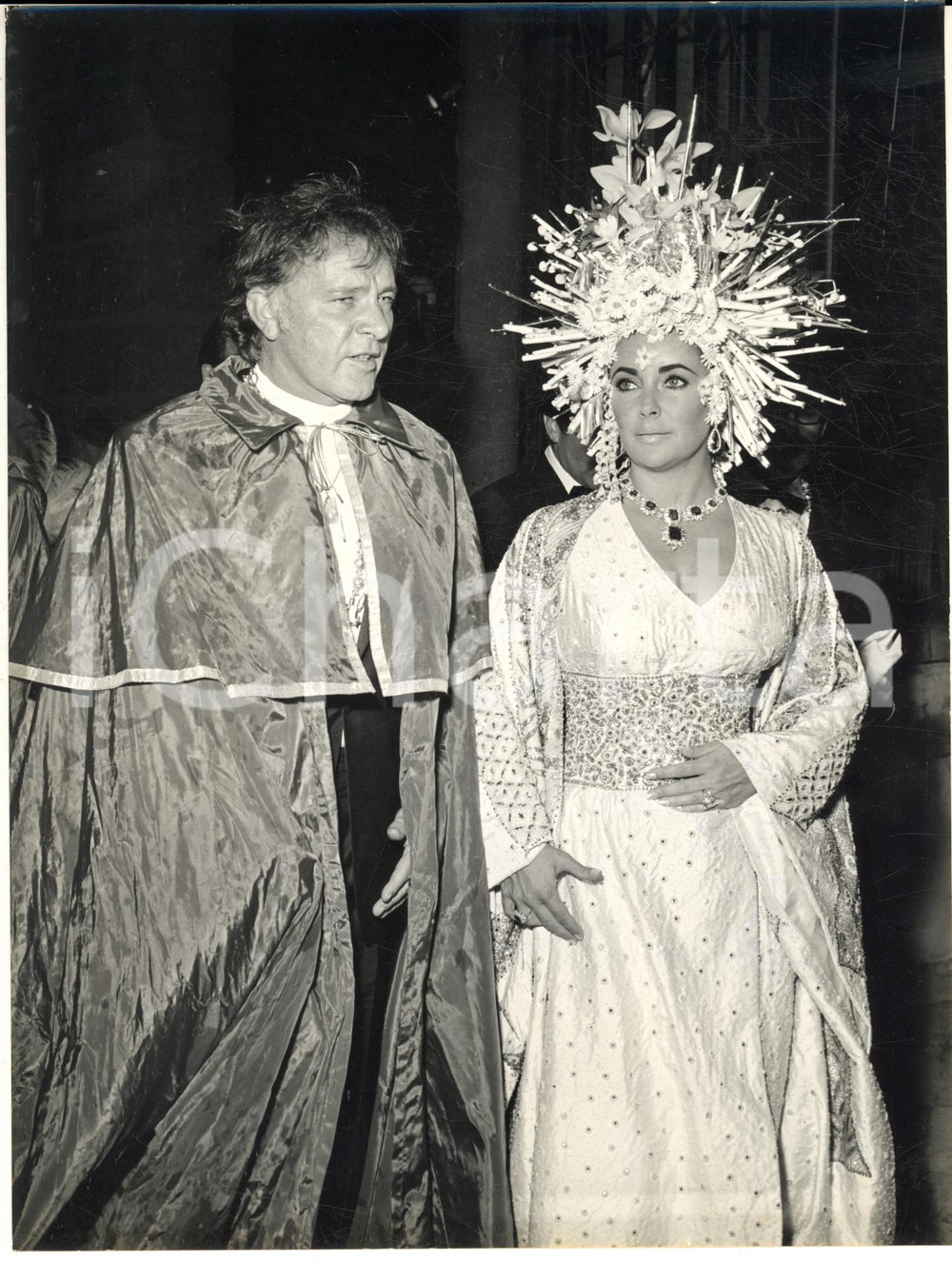 1967 VENEZIA Ballo in maschera a CA' REZZONICO - Richard BURTON Liz TAYLOR Foto Fotografia d'epoca con didascalia coeva.CONDIZIONI: G  FORMATO: 18x24 cm    originale e autentica 1