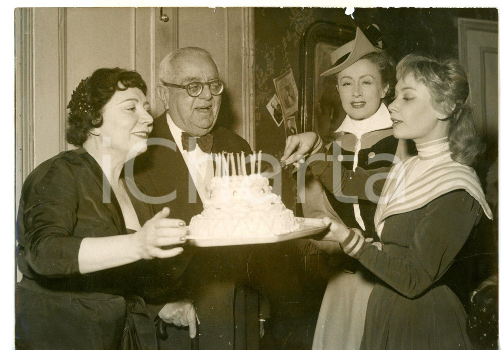 1954 PARIS AGA KHAN III celebrating Évelyne KER's birthday *Foto 18x13 cm
