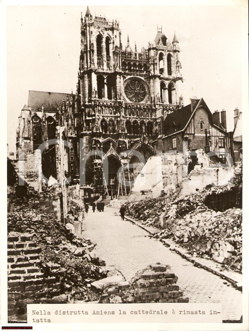 Fotografia d epoca originale 1944 Amiens NotreDame bombing Operation Gericho PHOTO 1