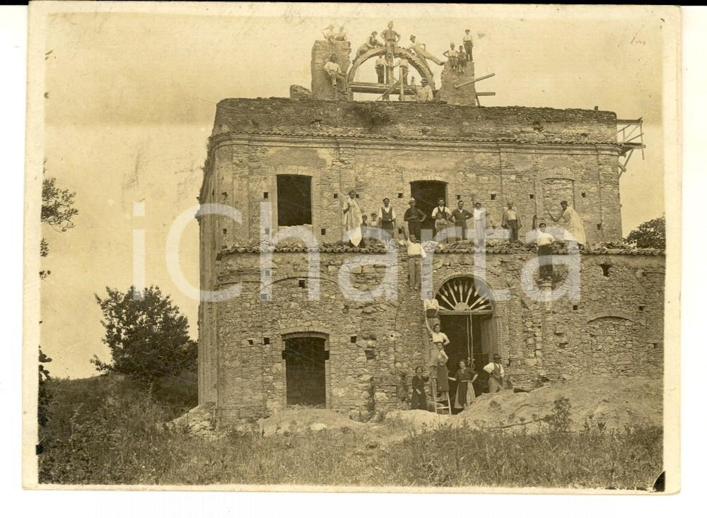 Fotografia d epoca originale 1920 ca AREA ITALIANA Rudere con personaggi in toga e cappi Foto RARA CURIOSA 1