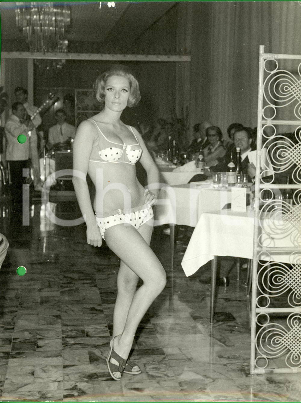 Fotografia d epoca originale 1960 ca STORIA DELLA MODA Modella sfila in bikini a pois durante una cenaFoto 1