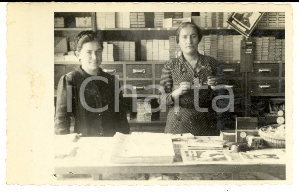 Fotografia d epoca originale 1960 ca BRUGHERIO Commesse in una merceria  Foto cartolina VINTAGE 1