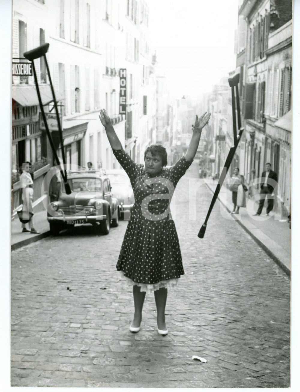 1961 PARIS Rosalie DUBOIS getta le stampelle dopo una lunga convalescenza *Foto Fotografia d'epoca con didascalia coeva al verso. CONDIZIONI: FAIR (piegatura all'angolo inferiore sinistro)FORMATO: 13x18 cm      originale e autentica 1