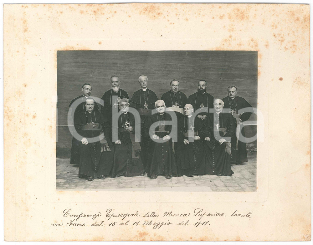 1911 FANO Conferenze Episcopali Marca Superiore - Vescovi *Foto 26x20 cm Fotografia d'epoca, montata su cartoncino rigido, con didascalia manoscritta al lato inferiore.CONDIZIONI: P (piegature angolari al cartoncino; fioriture)FORMATO: 17x10 cm    originale e autentica 1