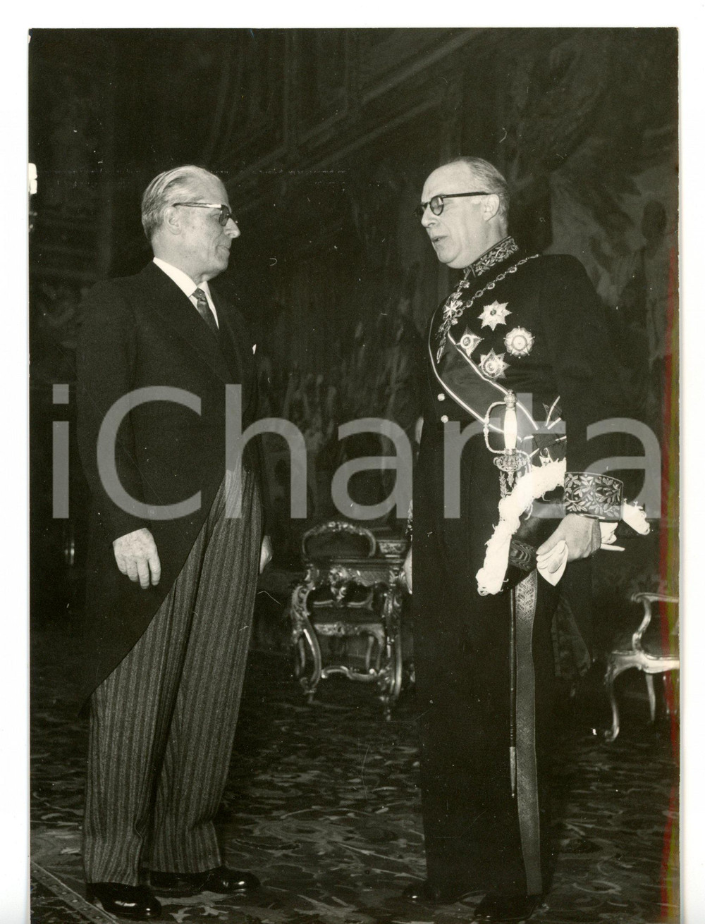 1957 FIRENZE Giovanni GRONCHI riceve Eduardo BRAZAO ambasciatore di PORTOGALLO Fotografia d'epoca con didascalia coeva al verso. CONDIZIONI: GFORMATO: 13x18 cm     originale e autentica 1