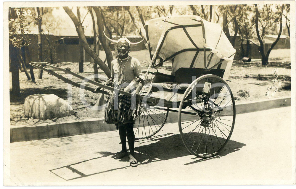 1930 ca CONGO BELGE Indigène avec rickshaw - Photo Léopold GABRIEL 632 Fotografia originale d'epoca, in formato cartolina postale.FOTOGRAFO: L&eacute;opold Gabriel - Panda - Katanga  GOOD/buono  Formato: 14x9 cm originale e autentica 1