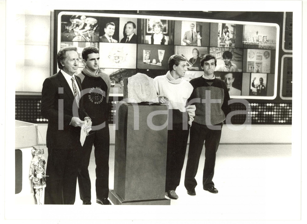 1985 ca CANALE CINQUE - SUPERFLASH Mike BONGIORNO in trasmissione (3) *Foto