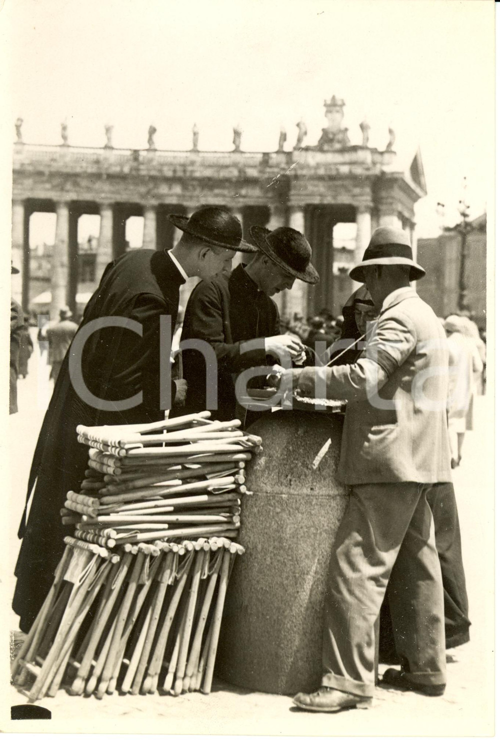 Fotografia d epoca originale 1929 ROMA Piazza SAN PIETRO Sacerdoti comprano medaglie a ricordo Fotografia 1
