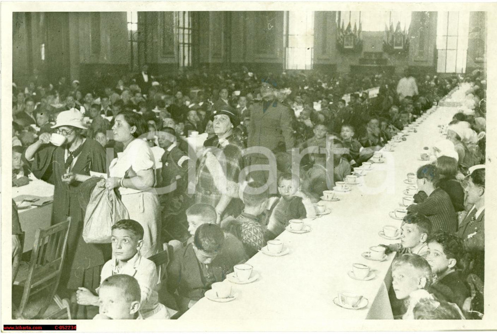 Fotografia d'epoca originale 1934 MILANO Bambini al ristorante STAZIONE CENTRALE 1