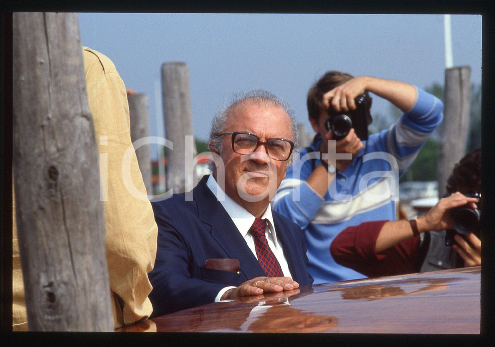 35mm vintage slide* 1983 VENEZIA Federico FELLINI in motoscafo - Photocall (1)