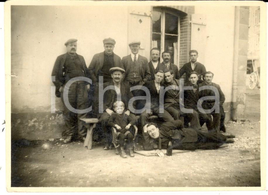 Fotografia d epoca originale 1920 ca AREA LOMBARDA Uomini di una società operaia con bambino Foto 11x8 cm 1