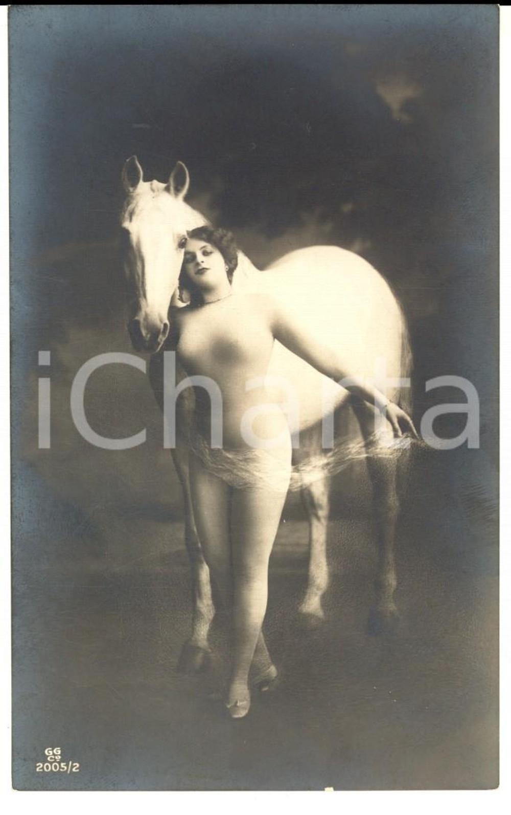 Cartolina originale da collezione 1910 ca Giovane donna abbracciata a un cavallo *Cartolina EROTICA VINTAGE FP 1