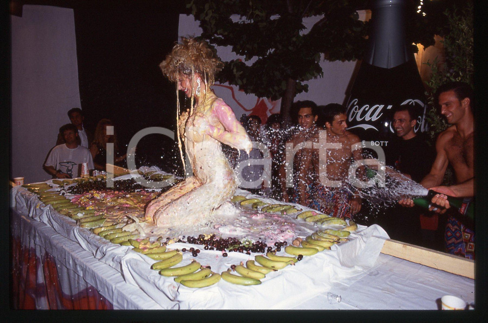 35mm vintage slide* 1995 ca COSTUME Pornostar BARBARELLA Virna ALOISIO BONINO 12 Diapositiva d'epoca, in formato 35 mm.CONDIZIONI: GOODTutti i diritti riservatiE' severamente vietata la riproduzione. ICharta mette in vendita, sul negozio eBay e in esclusiva sul sito "icharta" il proprio archivio composto da numerose diapositive e negativi fotografici d'epoca, tutti originali e autentici, che attraversano la storia del costume italiano tra gli la fine degli anni Sessanta e Novanta.Si tratta di uno sguardo inedito sull'attualit&agrave;, la politica, la vita quotidiana, il gossip e la cultura, che fotografa il cambiamento della nazione in quest'ultimo scorcio del XX secolo. Un'occasione unica per il mercato del collezionismo, che vede finalmente disponibile un archivio eccezionale per vastit&agrave;, tematiche e condizioni, in un settore (il negativo fotografico e la diapositiva) di assoluta novit&agrave; e dalle interessanti prospettive di investimento.  originale e autentica 1