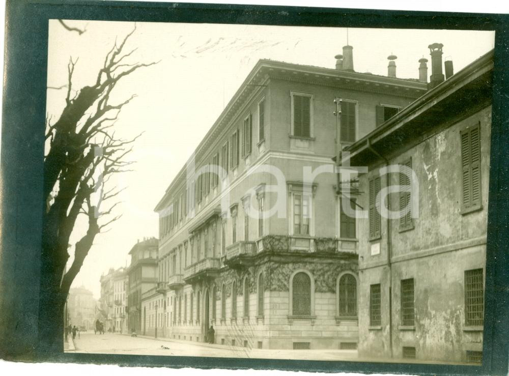 Fotografia d epoca originale 1910 ca MILANO Veduta Casa MELZI passaggio calesse Vera fotografia 1