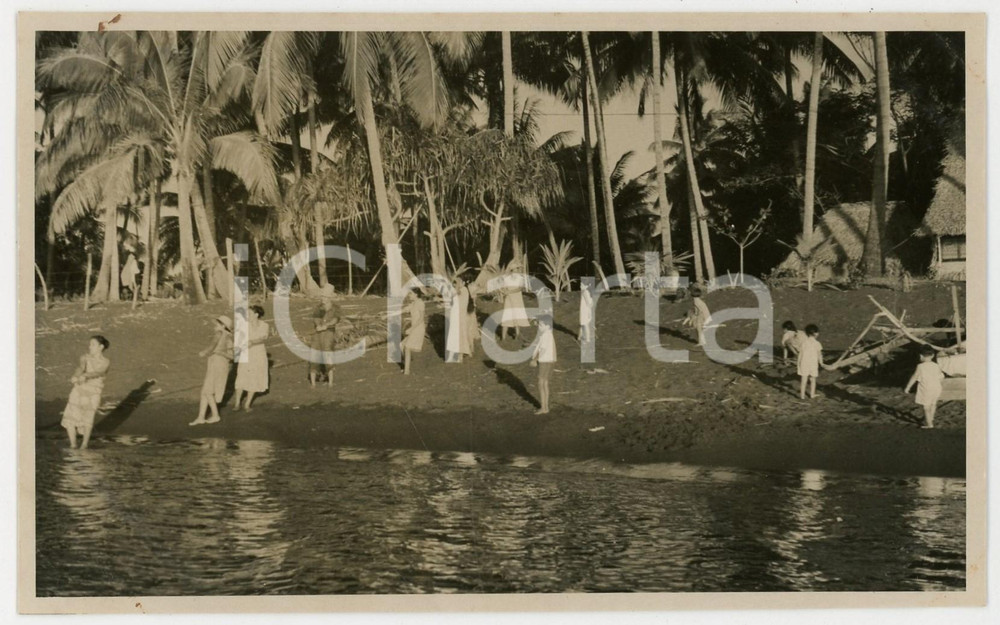 Fotografia d epoca originale 1937 MOOREA Polinesia Francese Pescatori al lavoro  REAL PHOTO cm 13,5 x 8,5 1