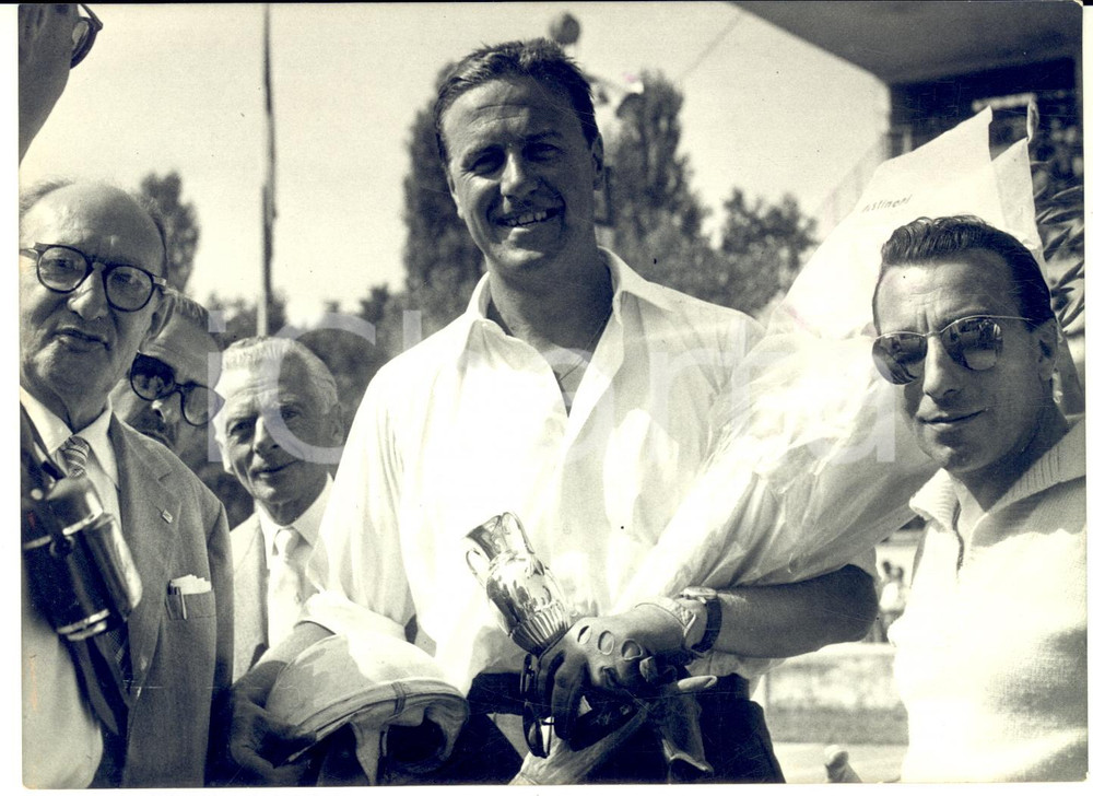 1955 ca AUTOMOBILISMO MONZA (?) Pilota con la coppa e il suo team *Foto 18x13