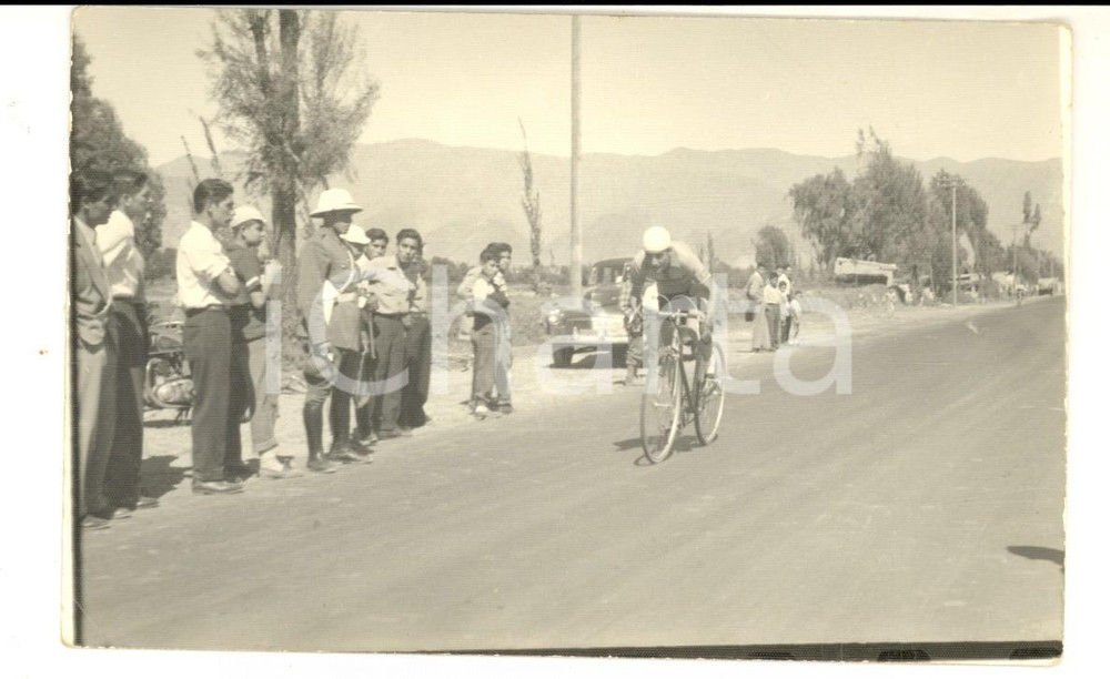 Fotografia d epoca originale 1960 ca BOLIVIA CICLISMO GIOVANILE Ciclista in fuga durante una gara Foto FP 1