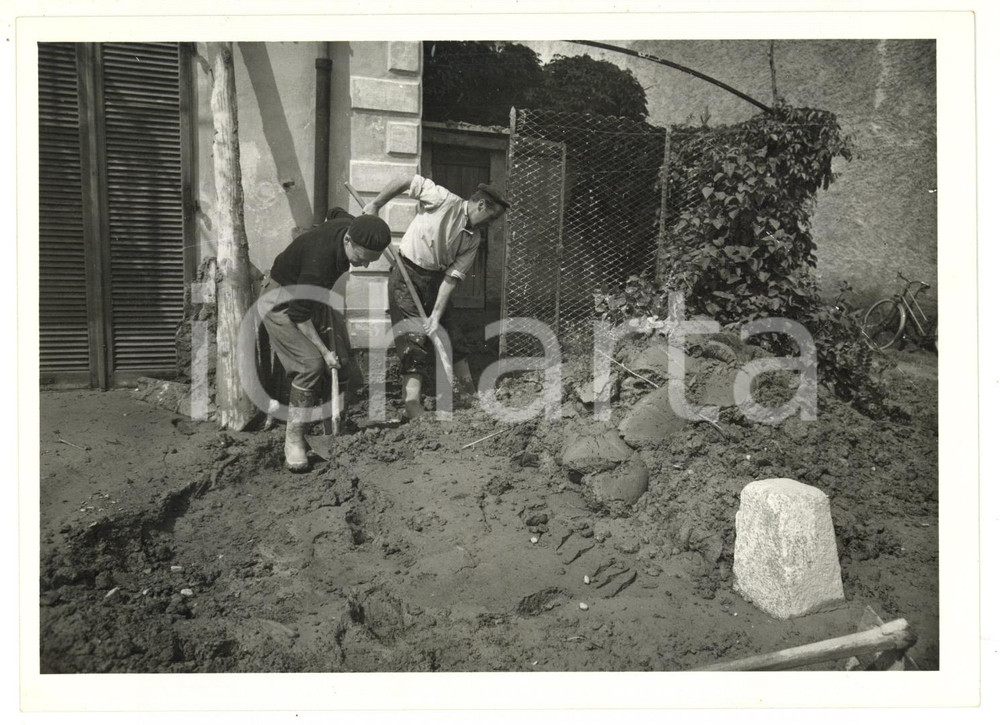 1957 CHIANOCCO (TO) Alluvionati liberano il cortile dal fango *Foto 18x13 cm