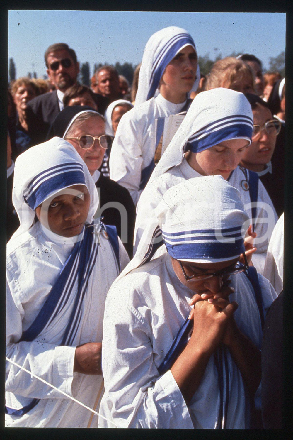 35mm vintage slide* 1994 Zagreb, Hippodrome, Giovanni Paolo II religious people  Diapositiva d'epoca, in formato 35 mm.CONDIZIONI: GOODE' severamente vietata la riproduzione. Tutti i diritti sono riservati.Nella diapositiva ICharta mette in vendita, sul negozio eBay e in esclusiva sul sito "icharta" il proprio archivio composto da numerose diapositive e negativi fotografici d'epoca, tutti originali e autentici, che attraversano la storia del costume italiano tra gli la fine degli anni Sessanta e Novanta.Si tratta di uno sguardo inedito sull'attualit&agrave;, la politica, la vita quotidiana, il gossip e la cultura, che fotografa il cambiamento della nazione in quest'ultimo scorcio del XX secolo. Un'occasione unica per il mercato del collezionismo, che vede finalmente disponibile un archivio eccezionale per vastit&agrave;, tematiche e condizioni, in un settore (il negativo fotografico e la diapositiva) di assoluta novit&agrave; e dalle interessanti prospettive di investimento.  FAIR/discreto   originale e autentica 1