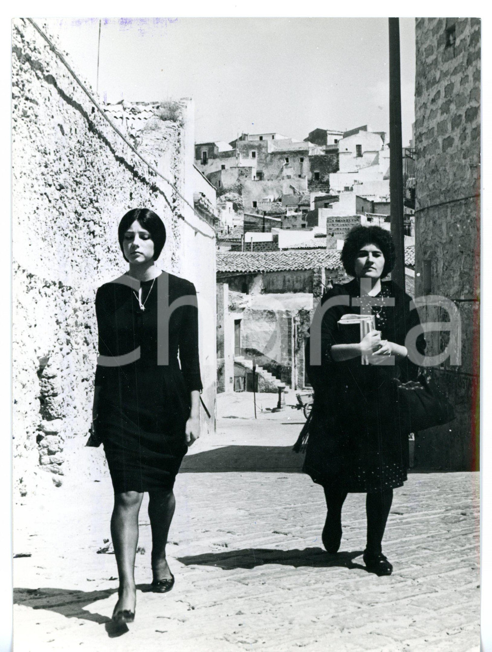 1963 SCIACCA Stefania SANDRELLI con Rosetta URZÌ "maestra" di lingua siciliana