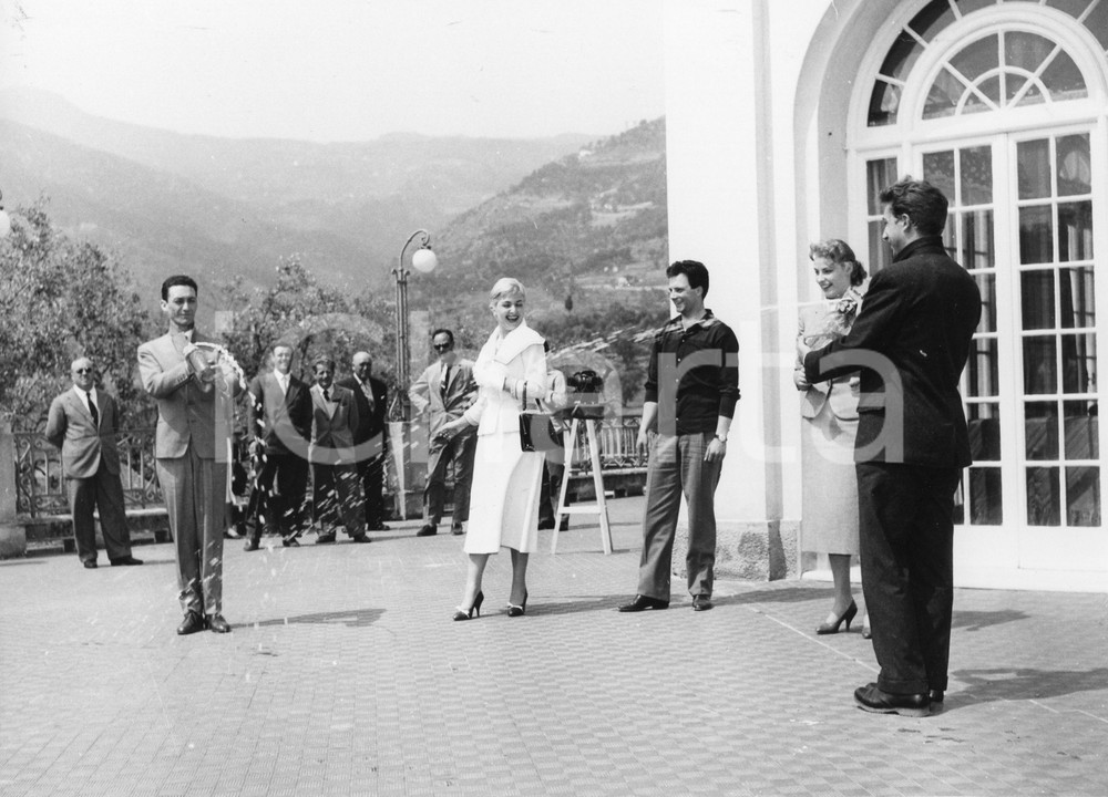1955 SANREMO Mike BONGIORNO Elena GIUSTI Fiorenzo FIORENTINI Cristina FANTON (4) 1955Fotografia vintage rara d'epoca.Timbro archivio Publifoto Genova al verso.FORMATO: 24x18 cm CONDIZIONI: G (minimi difetti di stampa)ICHARTA mette in vendita le stampe vintage della collezione Publifoto Genova, per la maggior parte inedita o in tiratura di pochi esemplari. Si tratta di un'ottima opportunit&agrave; di investimento per i collezionisti di fotografie d'epoca.    originale e autentica 1