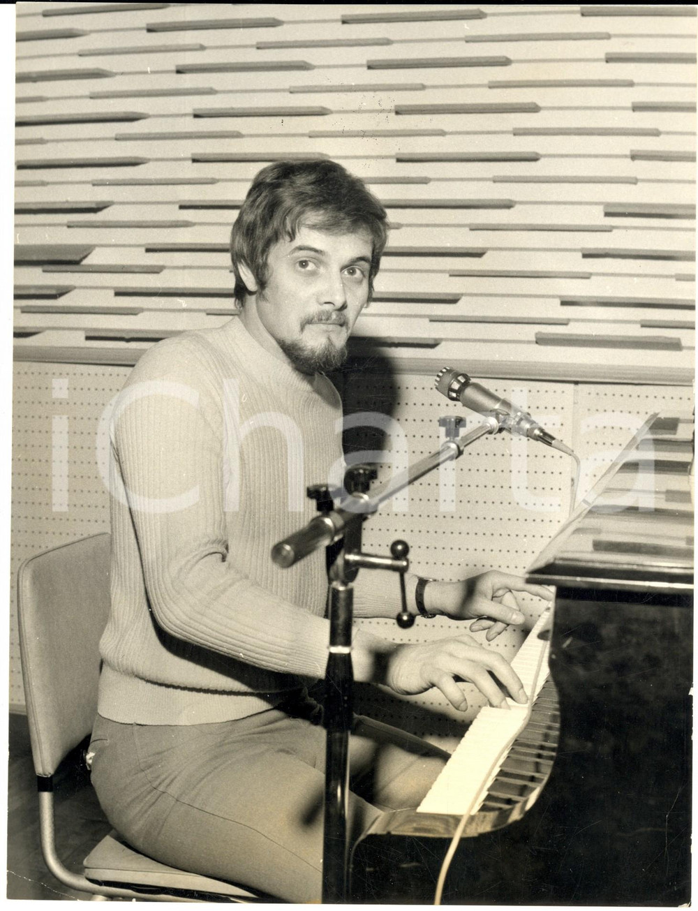 1970 ca COSTUME I GIGANTI Enrico Maria PAPES in sala di registrazione - Foto