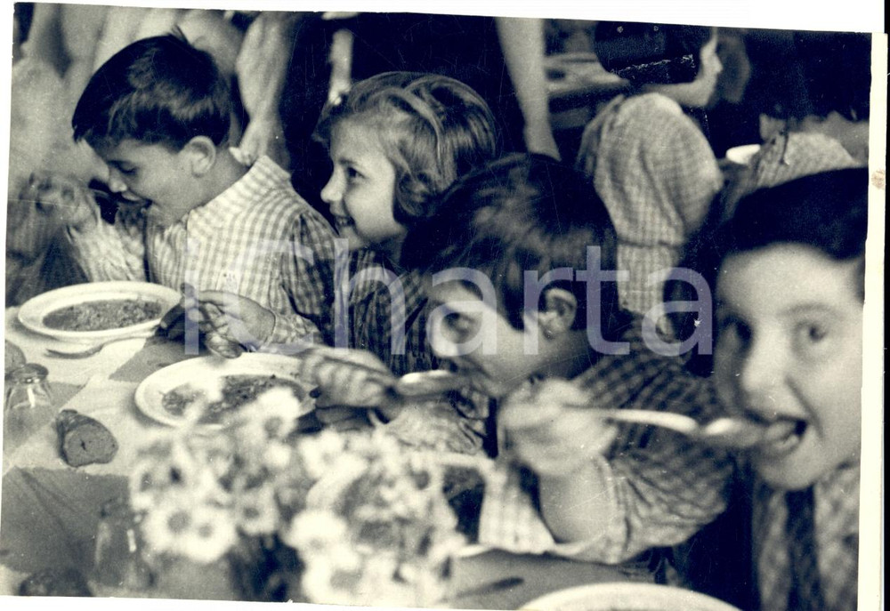Fotografia d epoca originale 1943 WW2 MILANO Bambini sfollati pranzano alla mensa della GIL Foto 1