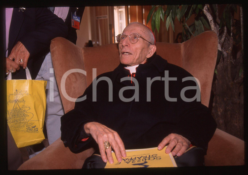 35mm vintage slide* 1997 RIMINI Cardinale Ersilio TONINI Ritratto (1)  Diapositiva d'epoca, in formato 35 mm.Nella diapositiva compare il cardinale Ersilio Tonini in occasione  del convegno "Il daimon del benessere. Sanit&agrave;, servizi, previdenza tra Stato, mercato e non-profit", promosso dal Centro ricerche Pio Manz&ugrave; e dal Gruppo sanitario Villa Maria e svoltosi dal 18 al 21 ottobre 1997 presso il Centro grand'incontri del Grand Hotel Rimini.  CONDIZIONI: GOOD Tutti i diritti riservati.E' severamente vietata la riproduzione. ICharta mette in vendita, sul negozio eBay e in esclusiva sul sito "icharta" il proprio archivio composto da numerose diapositive e negativi fotografici d'epoca, tutti originali e autentici, che attraversano la storia del costume italiano tra gli la fine degli anni Sessanta e Novanta.Si tratta di uno sguardo inedito sull'attualit&agrave;, la politica, la vita quotidiana, il gossip e la cultura, che fotografa il cambiamento della nazione in quest'ultimo scorcio del XX secolo. Un'occasione unica per il mercato del collezionismo, che vede finalmente disponibile un archivio eccezionale per vastit&agrave;, tematiche e condizioni, in un settore (il negativo fotografico e la diapositiva) di assoluta novit&agrave; e dalle interessanti prospettive di investimento.  originale e autentica 1
