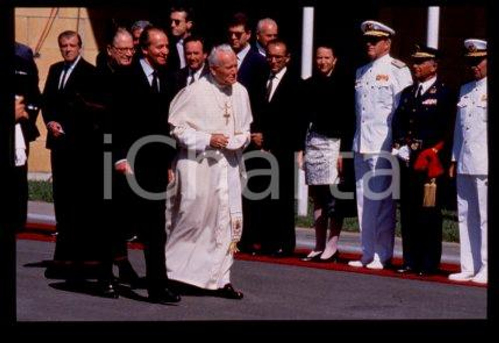 35mm vintage slide* 1993, Seville, HOMILY of Giovanni Paolo II  Diapositiva d'epoca, in formato 35 mm.CONDIZIONI: GOODE' severamente vietata la riproduzione. Tutti i diritti sono riservati.Nella diapositiva ICharta mette in vendita, sul negozio eBay e in esclusiva sul sito "icharta" il proprio archivio composto da numerose diapositive e negativi fotografici d'epoca, tutti originali e autentici, che attraversano la storia del costume italiano tra gli la fine degli anni Sessanta e Novanta.Si tratta di uno sguardo inedito sull'attualit&agrave;, la politica, la vita quotidiana, il gossip e la cultura, che fotografa il cambiamento della nazione in quest'ultimo scorcio del XX secolo. Un'occasione unica per il mercato del collezionismo, che vede finalmente disponibile un archivio eccezionale per vastit&agrave;, tematiche e condizioni, in un settore (il negativo fotografico e la diapositiva) di assoluta novit&agrave; e dalle interessanti prospettive di investimento.  FAIR/discreto   originale e autentica 1