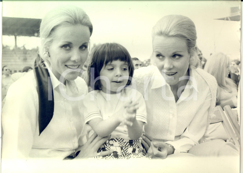 1970 ca COSTUME ITALIA Ritratto delle gemelle KESSLER con bambino *Foto 30x20