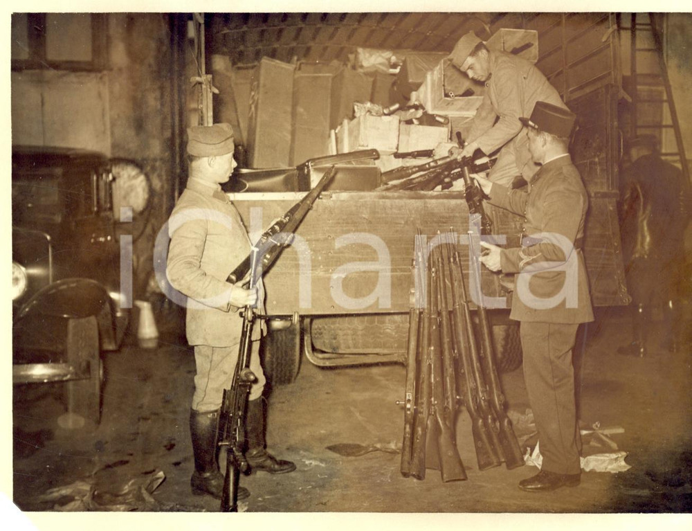 Fotografia d epoca originale 1937 PARIS Bd de PICPUS Arsenal de guerre secret dÃ©couvert dans un garage PHOTO 1