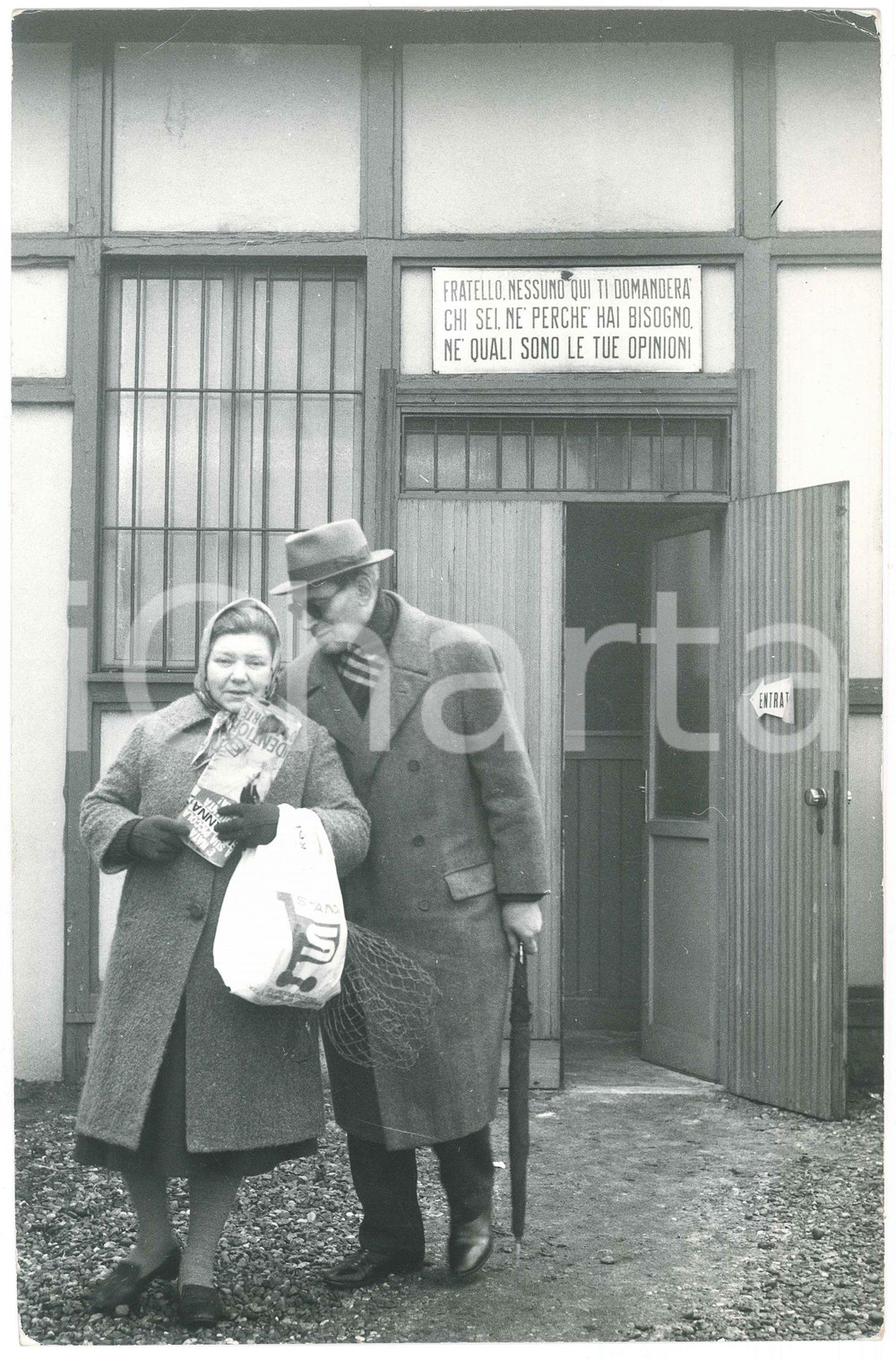 Fotografia d epoca originale 1970 ca MILANO  PANE QUOTIDIANO Anziani ritirano prodotti alimentari  Foto 1