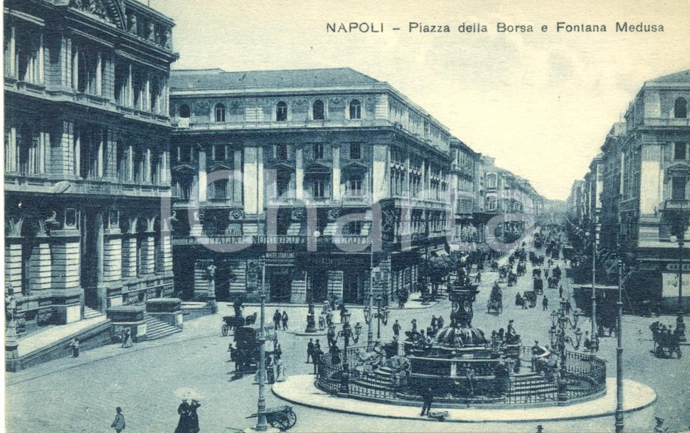 Cartolina originale da collezione 1930 ca NAPOLI Piazza della Borsa e Fontana MEDUSA *Cartolina ANIMATA FP NV 1
