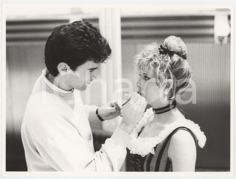 Fotografia d epoca originale 1985 RAI UNO Loretta Goggi in Quiz  Ballerina Loredana al trucco  Foto 24x18 1