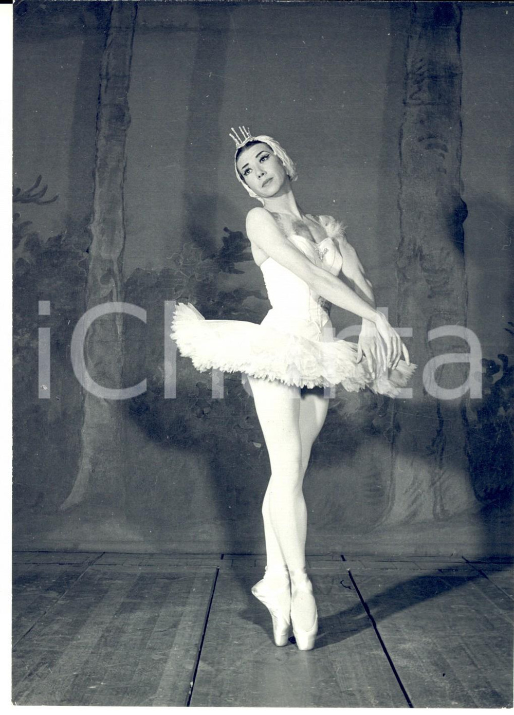 1960 ca MILANO TEATRO ALLA SCALA Ballerina in scena *Foto Erio PICCAGLIANI