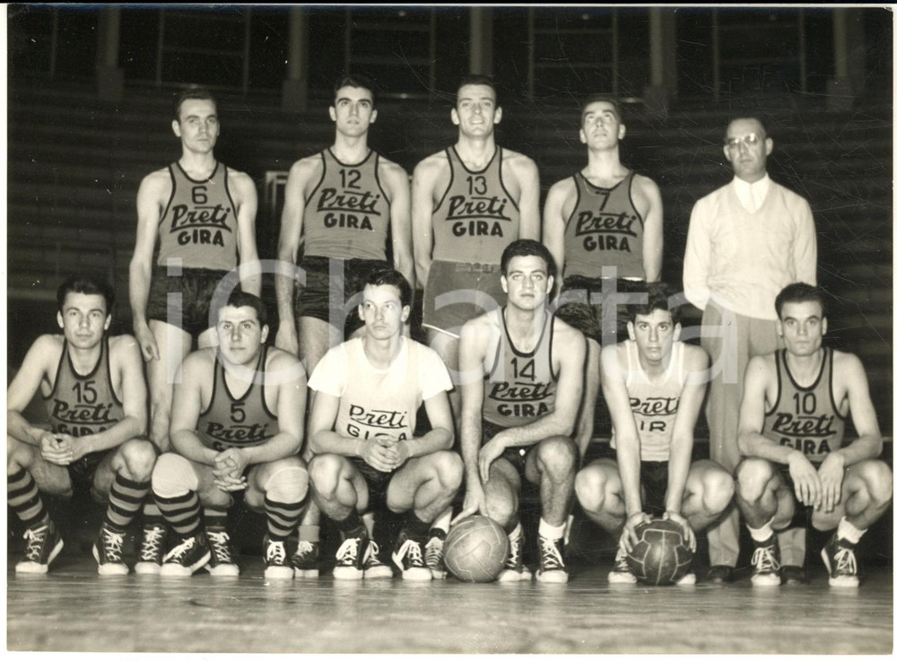 1955 ca BOLOGNA BASKET SERIE A La squadra PRETI GIRA - Fotografia 18x13 cm Fotografia d'epoca con didascalia coeva al verso.  CONDIZIONI: G  FORMATO:  18x13 cm    originale e autentica 1