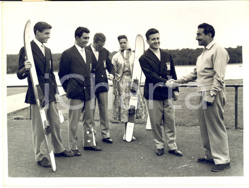 1956 RUISLIP Water Ski Contest - David NATIONS shaking hands with Italian team Fotografia d'epoca con didascalia coeva.La suadra italiana comprendeva: Franco Colombo, Alberto Pederzani, Franco Carraro e Guido Conaghi. Presente la principessa Doris Pignatelli. CONDIZIONI: G (lieve sovraimpressione) FORMATO: 20x15 cm    originale e autentica 1