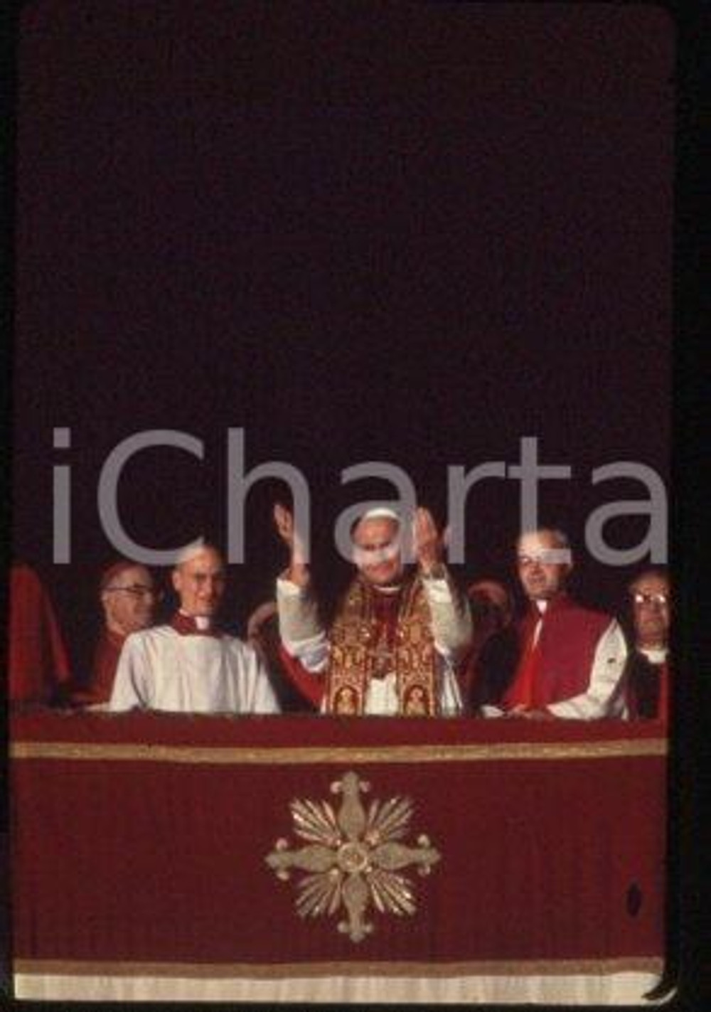 35mm vintage slide* 1978, Giovanni Paolo II, ELECTION  Diapositiva d'epoca, in formato 35 mm.CONDIZIONI: GOODE' severamente vietata la riproduzione. Tutti i diritti sono riservati.Nella diapositiva ICharta mette in vendita, sul negozio eBay e in esclusiva sul sito "icharta" il proprio archivio composto da numerose diapositive e negativi fotografici d'epoca, tutti originali e autentici, che attraversano la storia del costume italiano tra gli la fine degli anni Sessanta e Novanta.Si tratta di uno sguardo inedito sull'attualit&agrave;, la politica, la vita quotidiana, il gossip e la cultura, che fotografa il cambiamento della nazione in quest'ultimo scorcio del XX secolo. Un'occasione unica per il mercato del collezionismo, che vede finalmente disponibile un archivio eccezionale per vastit&agrave;, tematiche e condizioni, in un settore (il negativo fotografico e la diapositiva) di assoluta novit&agrave; e dalle interessanti prospettive di investimento.  FAIR/discreto   originale e autentica 1