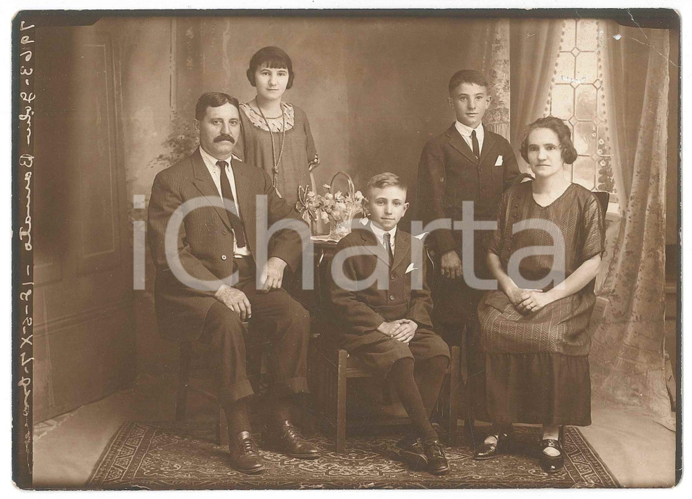 1907 USA Famiglia italoamericana - John BARRATO - Ritratto *Foto 17x12 cm  Fotografia d'epoca, con didascalia al negativo. POOR/danneggiato piegatura angolare, con piccole tarlature Formato: 17x12 cm originale e autentica 1