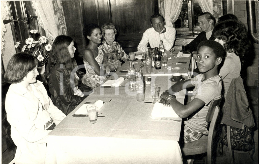 1975 ca CINEMA Richard BURTON e Jean BELL a un pranzo *Foto reportage 30x20 cm