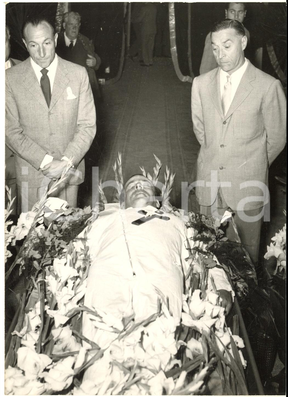 1954 COMO MOTONAUTICA Achille CASTOLDI ed Ezio SELVA presso salma di Mario VERGA  Fotografia d'epoca con didascalia coeva al verso.   CONDIZIONI: FAIR (lieve sovraimpressione al lato destro) FORMATO: 13x18 cm     originale e autentica 1