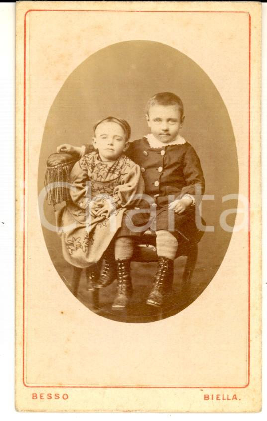 Fotografia d epoca originale 1880 ca BIELLA Coppia di fratellini su una poltrona Foto Vittorio BESSO CDV 1
