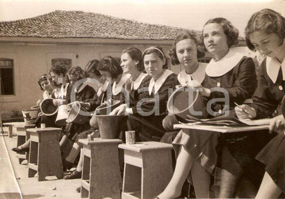 Fotografia d'epoca originale 1941 TIRANA Ragazze albanesi da paesane a studentesse-operaie *Fotografia 1