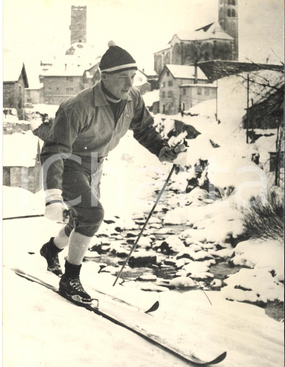 1956 PASSO DEL GOTTARDO Sciatore Vladimir KUSIN si allena per Olimpiadi Cortina