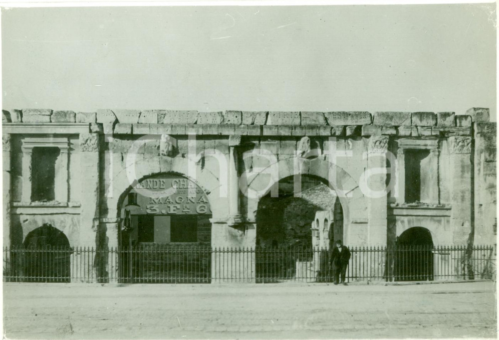 Fotografia d epoca originale 1933 NIMES F Anziano con bastone davanti a PORTE AUGUSTE Fotografia 1