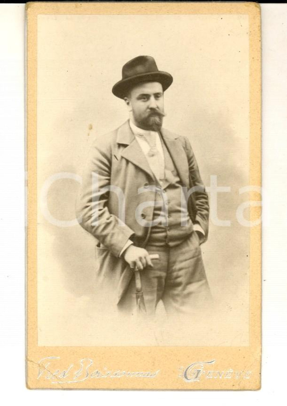 Fotografia d epoca originale 1900 ca GENEVE CH Ritratto maschile con il cappello Foto Fred BOISSONNAS CDV 1
