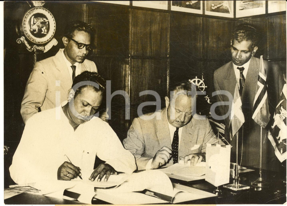 1959 COLOMBO (SRI LANKA) Firma accordo Maithripala SENANAYAKE Hans OLAV *Foto
