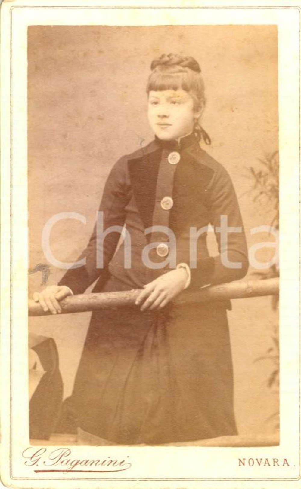 Fotografia d'epoca originale 1880 ca NOVARA Ritratto di giovane donna alla staccionata *Foto PAGANINI 1